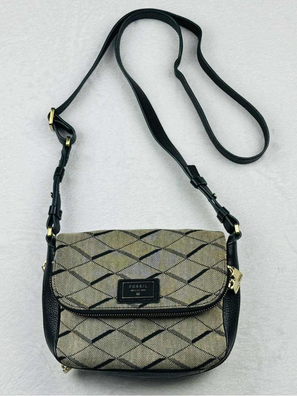 Fossil Canvas/ Pebbled Leather Expandable Crossbody purse. Clean Fabric lining.